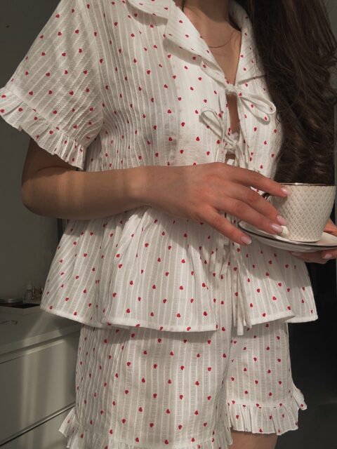 Luni dimineața… fără grabă. ☕️
Lasă agitația și începe ziua în ceva moale, natural și feminin.

Pijama din 100% bumbac natural, ușoară și respirabilă – perfectă pentru dimineți lente, cafea caldă și momente doar pentru tine. 🤍

🏷️ 1300 MDL
Mărimi: XS, S, M, L