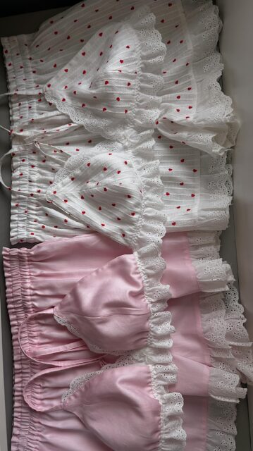 Amélie Set — top și șorți
Un set creat pentru momentele în care vrei să te simți ușor, feminină și naturală.🤍

Realizat din bumbac 100% natural, completat de detalii fine din dantelă.