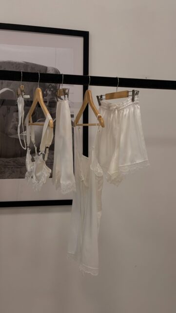 A SIX Bridal Era.
Pentru dimineața în care începe o nouă viață.
Pentru rochia albă, pentru emoții, pentru „da”.
Lenjerie bridal creată în Moldova, cu aceeași atenție pentru feminitate, eleganță și detaliu care ne definește.
🔖Pijamaua formată din sorți+ maiou: 1360 MDL
🔖Sutien + chiloței: 1860 MDL
🔖Fustiță: 1060 MDL